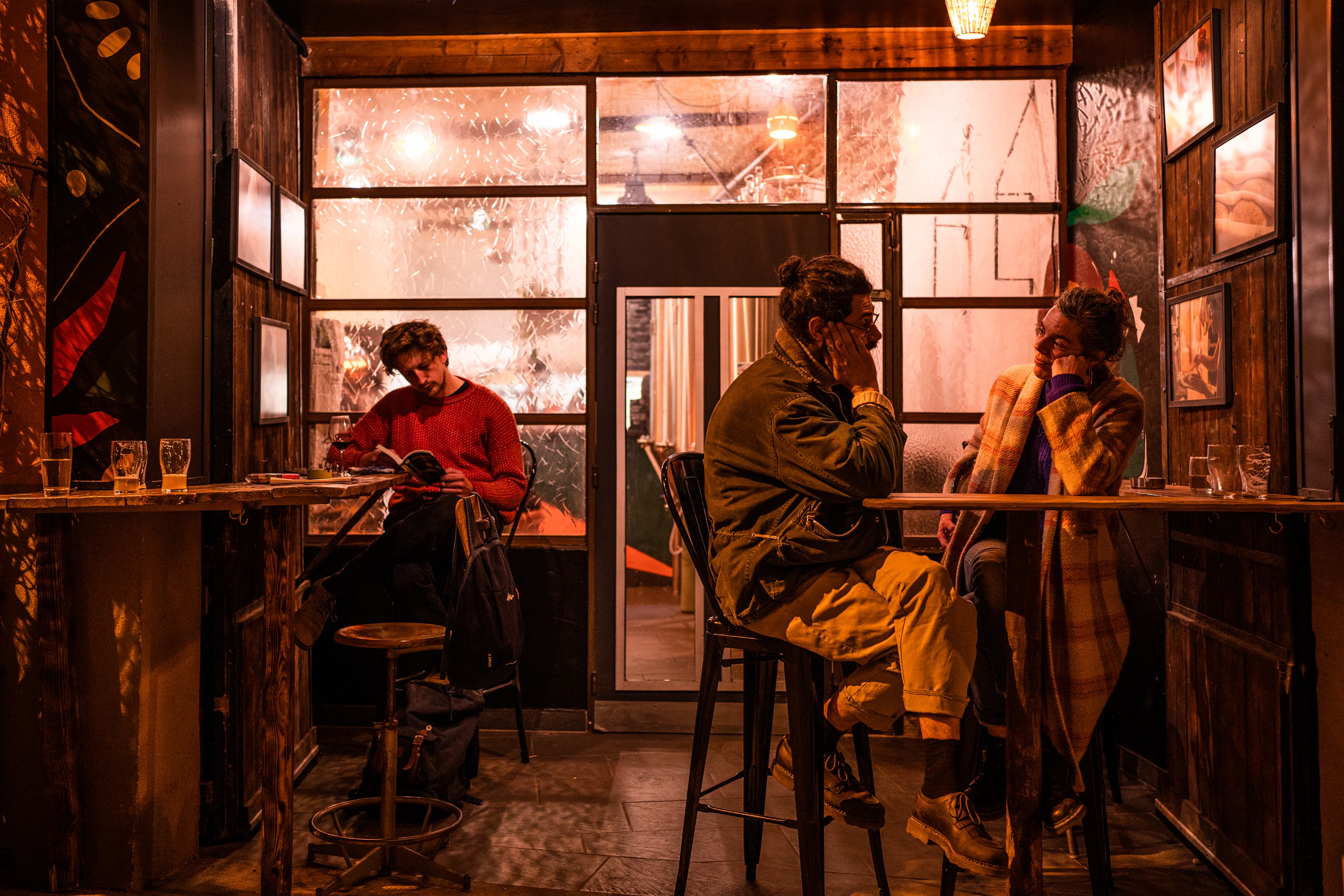 Le Grabuge en soirée, la salle et la verrière de la brasserie