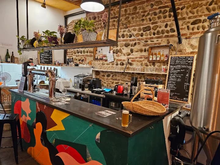 Le comptoir du Grabuge, fresque colorée et mur en galets