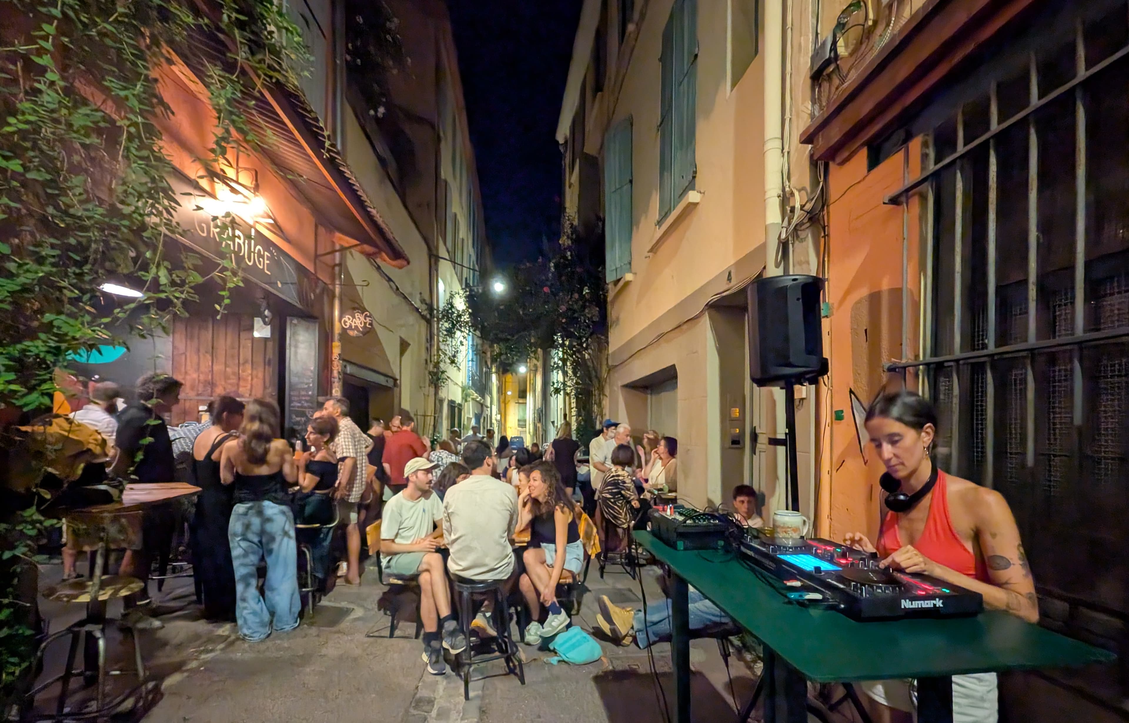 Soirée au Grabuge, la rue occupée devant le bar
