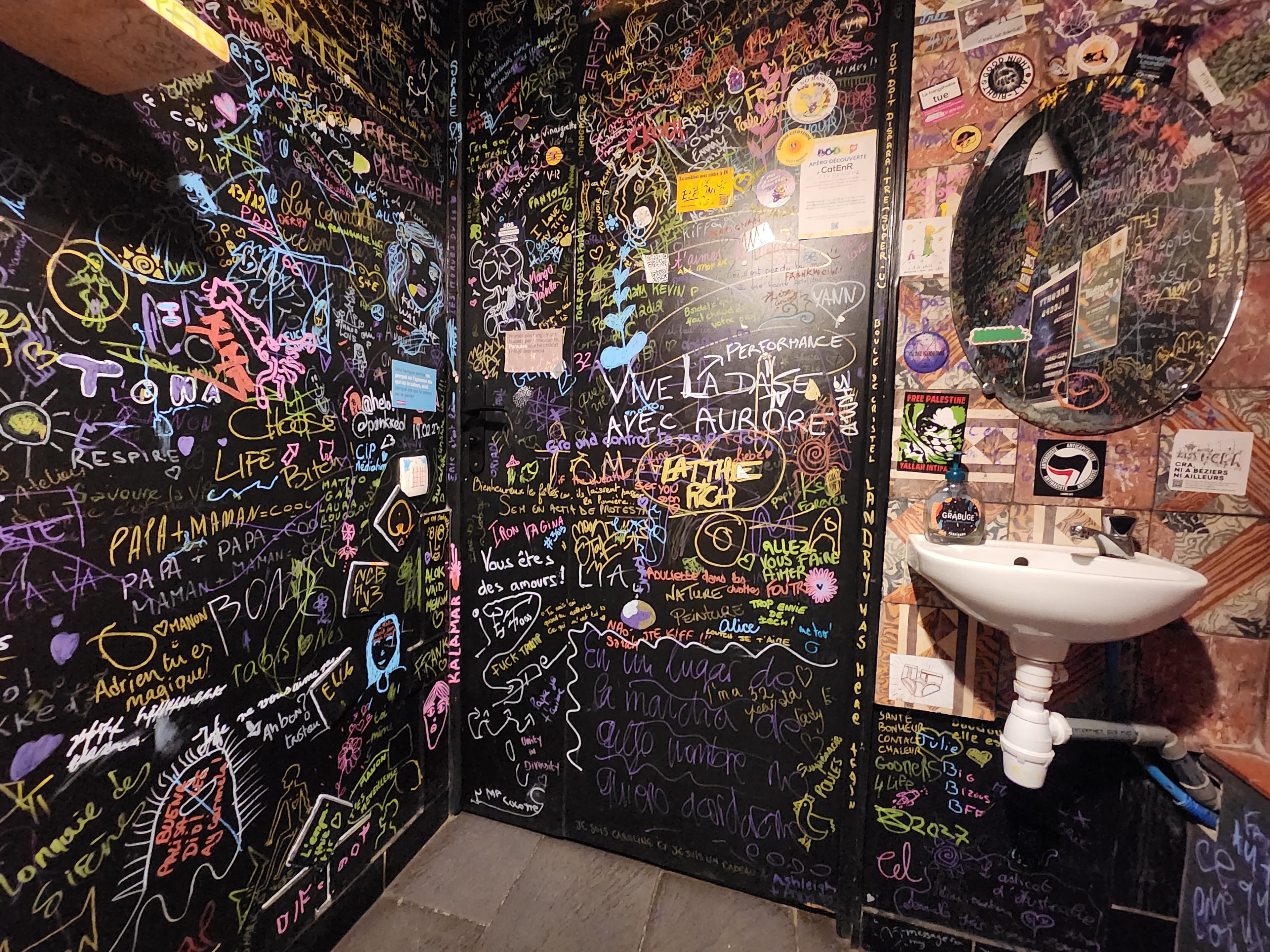 Les toilettes du Grabuge, murs entièrement tagués